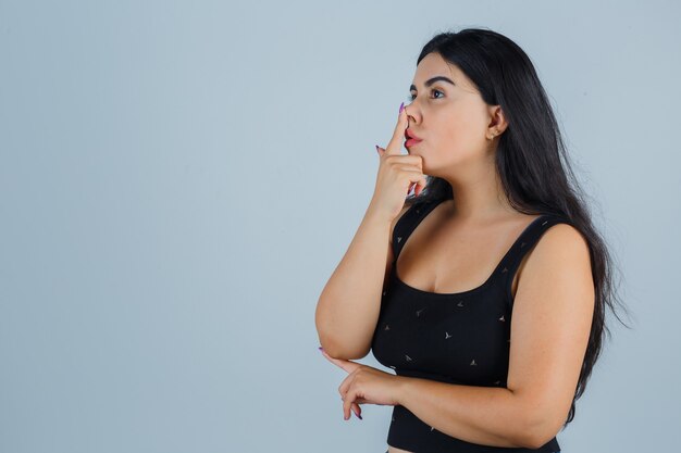 Mujer joven expresiva posando en el estudio