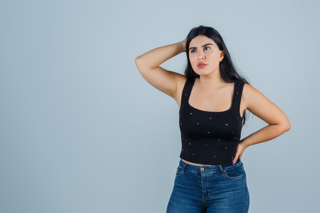 Mujer joven expresiva posando en el estudio