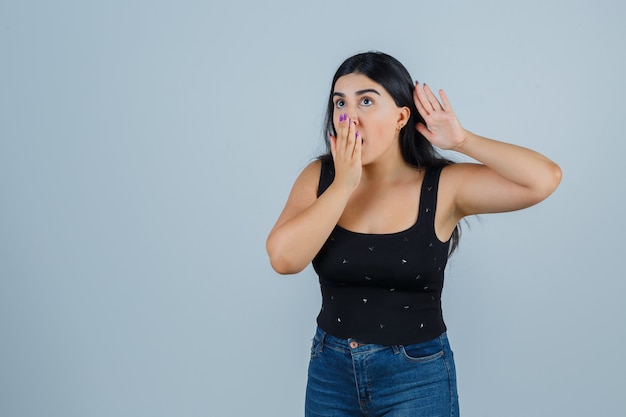 Mujer joven expresiva posando en el estudio