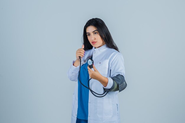 Mujer joven expresiva posando en el estudio