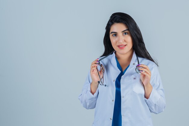 Mujer joven expresiva posando en el estudio