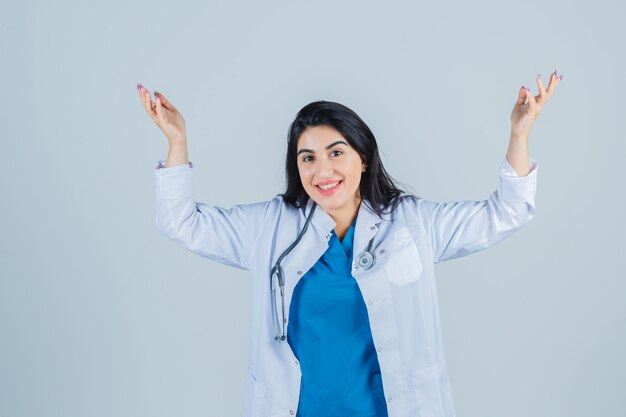 Mujer joven expresiva posando en el estudio