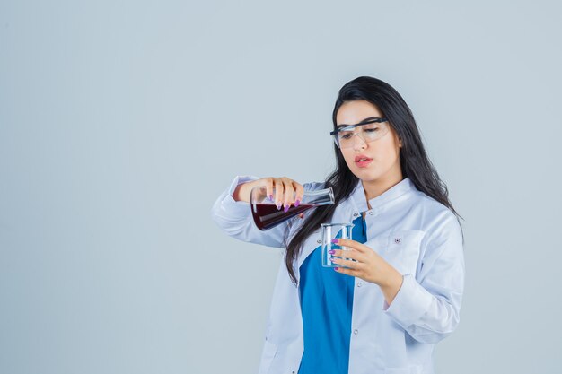 Mujer joven expresiva posando en el estudio