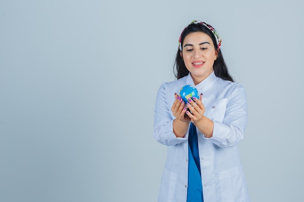 Mujer joven expresiva posando en el estudio