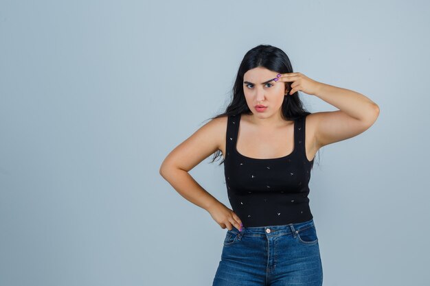 Mujer joven expresiva posando en el estudio