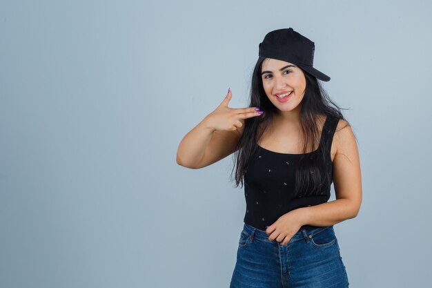 Mujer joven expresiva posando en el estudio