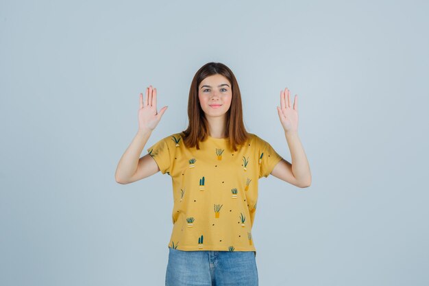 Mujer joven expresiva posando en el estudio