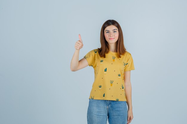 Mujer joven expresiva posando en el estudio