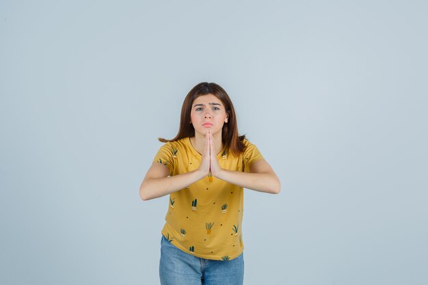 Mujer joven expresiva posando en el estudio