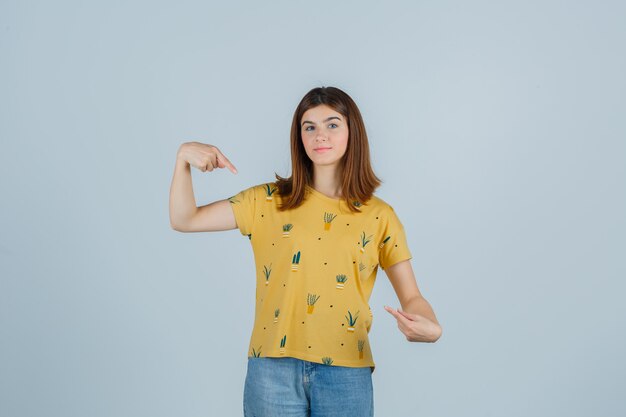 Mujer joven expresiva posando en el estudio