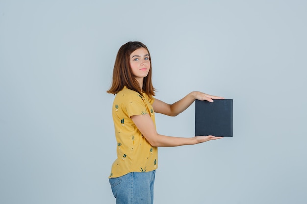 Mujer joven expresiva posando en el estudio