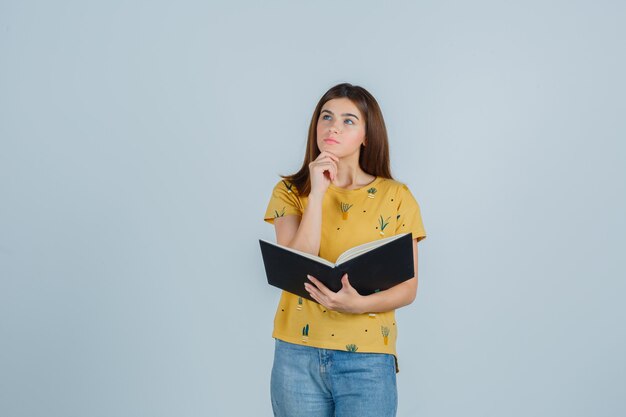 Mujer joven expresiva posando en el estudio