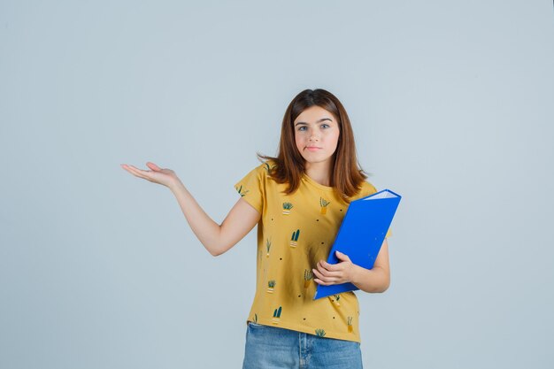 Mujer joven expresiva posando en el estudio