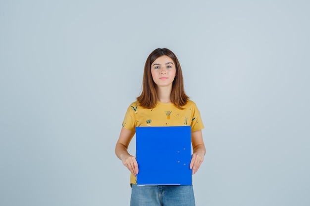 Mujer joven expresiva posando en el estudio