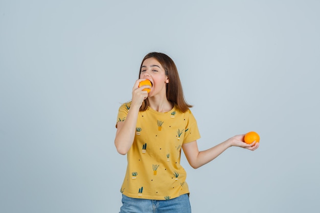 Mujer joven expresiva posando en el estudio