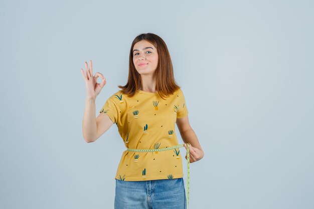 Mujer joven expresiva posando en el estudio