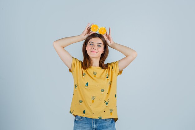 Mujer joven expresiva posando en el estudio