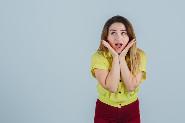 Mujer joven expresiva posando en el estudio