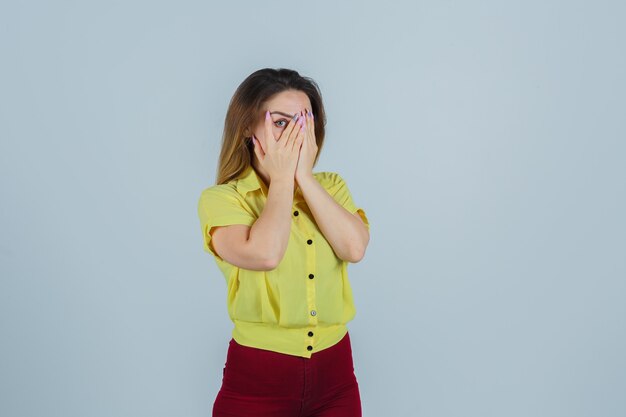 Mujer joven expresiva posando en el estudio