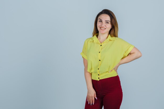 Mujer joven expresiva posando en el estudio