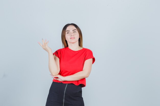 Mujer joven expresiva posando en el estudio