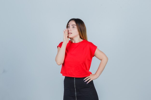 Mujer joven expresiva posando en el estudio