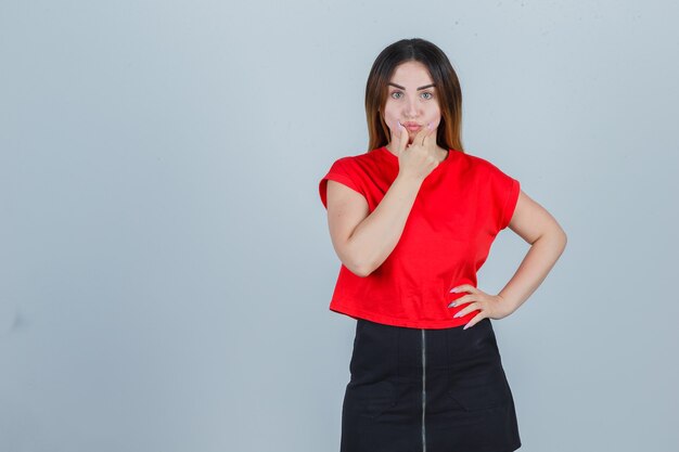 Mujer joven expresiva posando en el estudio