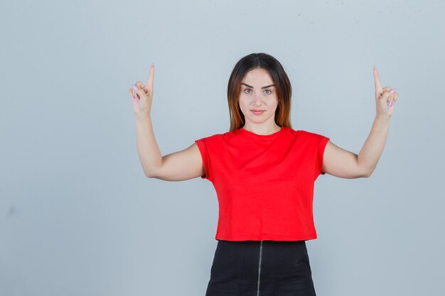 Foto gratuita mujer joven expresiva posando en el estudio