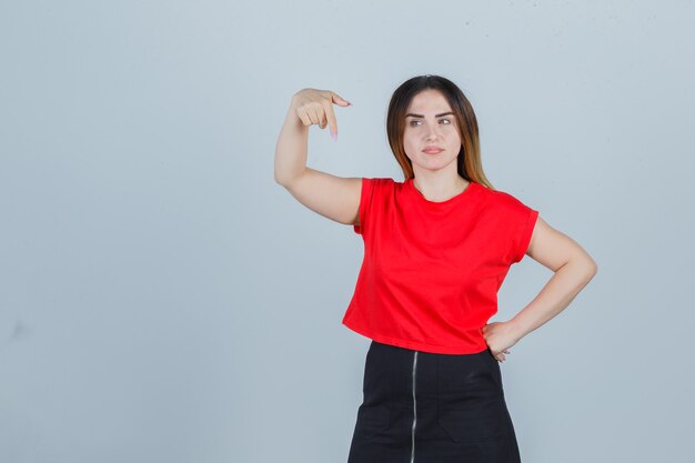 Mujer joven expresiva posando en el estudio