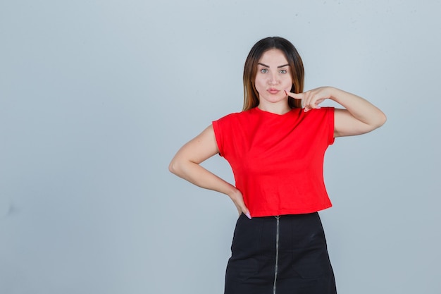 Mujer joven expresiva posando en el estudio