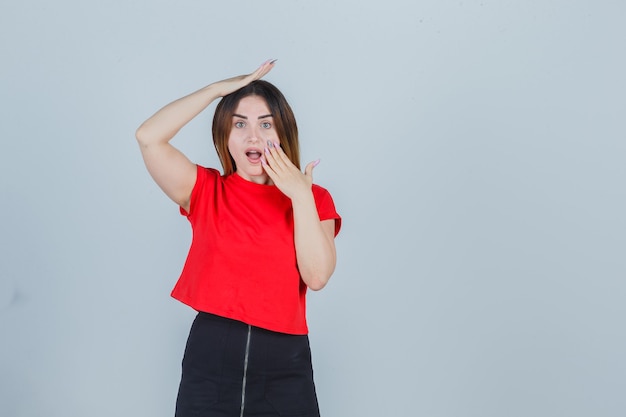 Mujer joven expresiva posando en el estudio