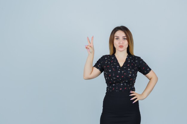 Mujer joven expresiva posando en el estudio