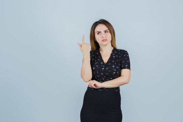 Mujer joven expresiva posando en el estudio