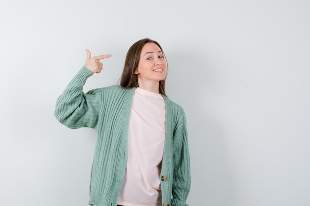 Mujer joven expresiva posando en el estudio