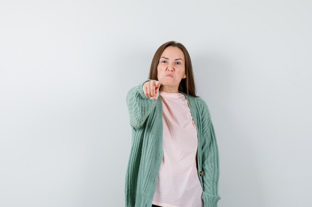 Mujer joven expresiva posando en el estudio