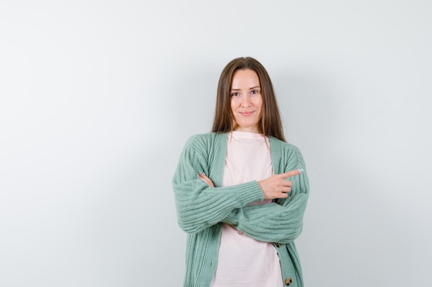 Mujer joven expresiva posando en el estudio