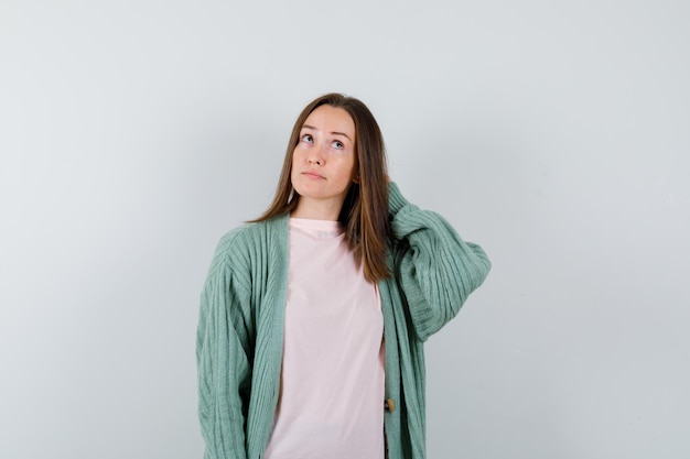 Mujer joven expresiva posando en el estudio