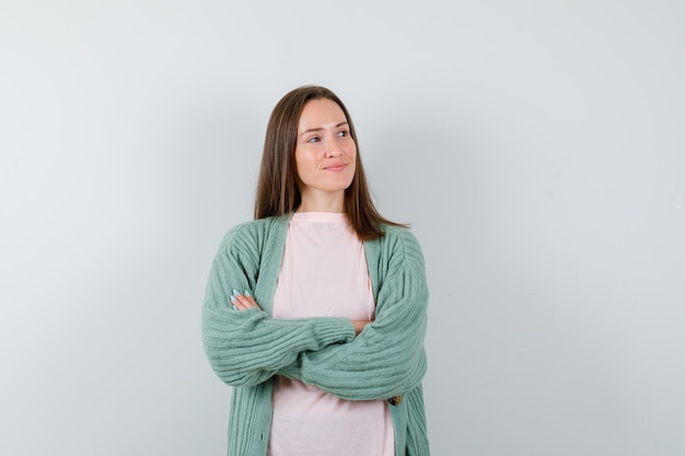 Foto gratuita mujer joven expresiva posando en el estudio