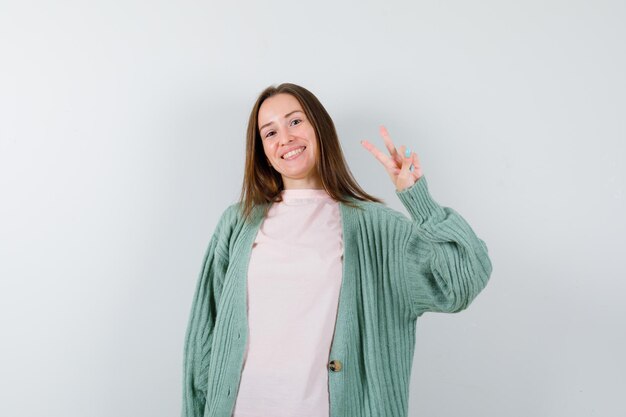 Mujer joven expresiva posando en el estudio