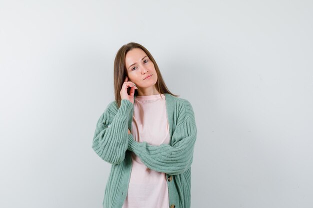 Mujer joven expresiva posando en el estudio