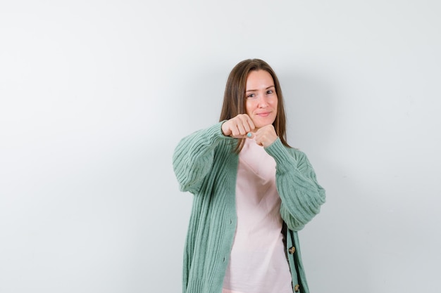 Mujer joven expresiva posando en el estudio