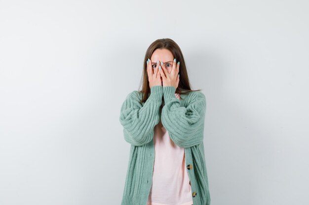 Mujer joven expresiva posando en el estudio