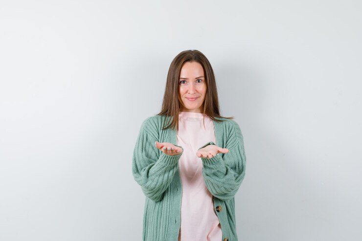 Foto gratuito mujer joven expresiva posando en el estudio