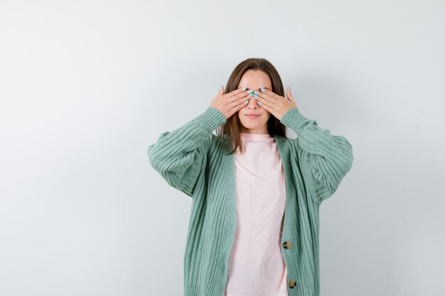 Mujer joven expresiva posando en el estudio