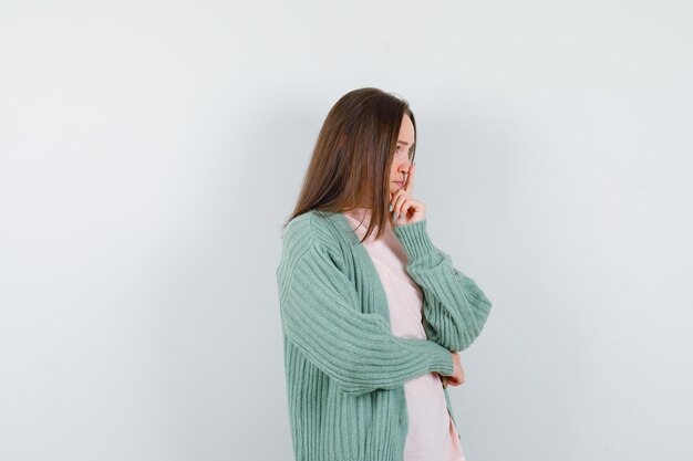 Mujer joven expresiva posando en el estudio