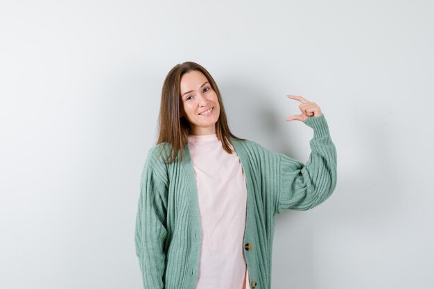 Mujer joven expresiva posando en el estudio