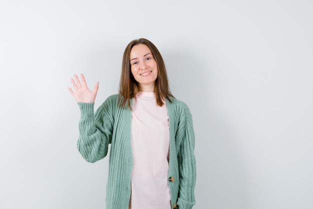 Foto gratuita mujer joven expresiva posando en el estudio