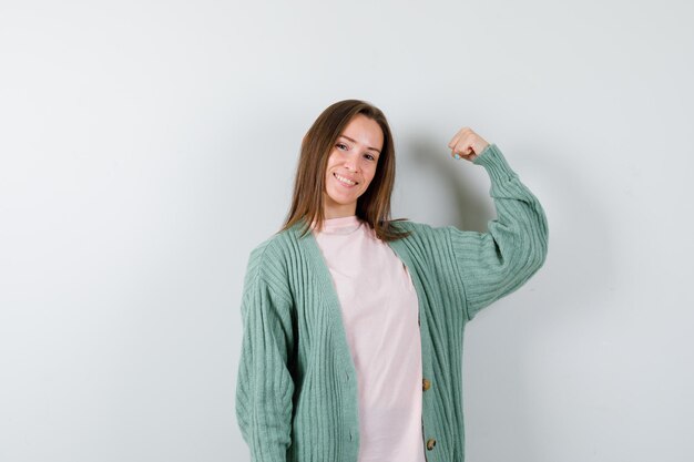 Mujer joven expresiva posando en el estudio