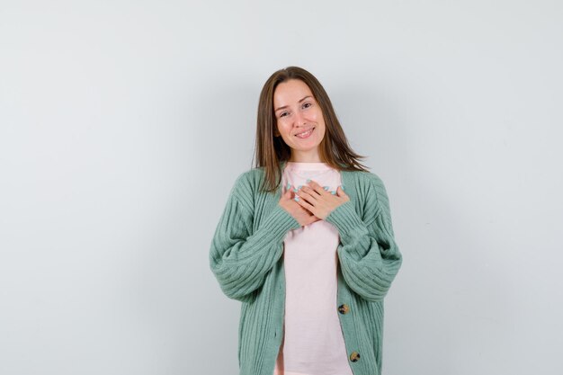 Mujer joven expresiva posando en el estudio