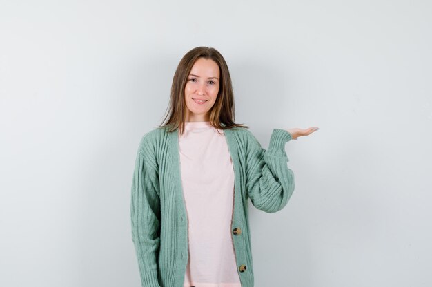 Mujer joven expresiva posando en el estudio